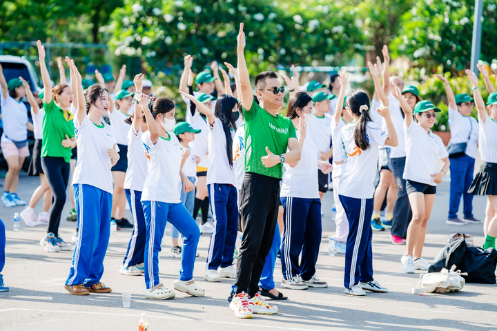 Ông Nguyễn Thành Đạt (áo xanh) – Giám đốc Truyền thông cấp cao Herbalife Việt Nam, Campuchia & Thái Lan tham gia chuỗi thể thao NGÀY OLYMPIC