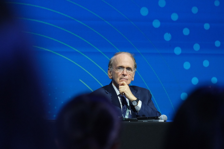 Tiến sĩ Daniel Yergin, Phó Chủ tịch S&P Global đặt ra vấn đề phát triển AI và mối liên kết với ngành năng lượng. Ảnh: Lê An