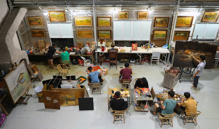 Năm 2016, giữa cao nguyên Mộc Châu mù sương, anh bắt đầu hành trình cầm cọ một cách đầy táo bạo.