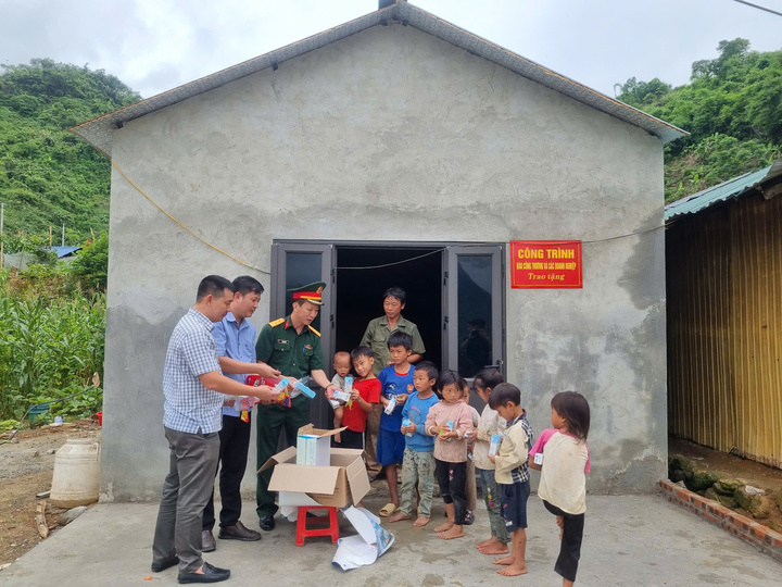 Đại diện Báo Công Thương, Ban Chỉ huy Quân sự huyện Phong Thổ và chính quyền địa phương trao quà cho các em nhỏ tại bản Lang nhân dịp bàn giao nhà tình nghĩa cho gia đình ông Tẩn A Lơ. (Ảnh: Thái Mạnh)