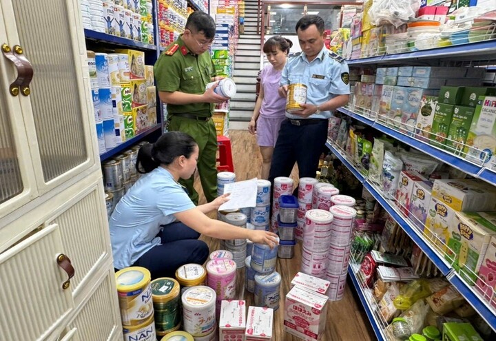 Nhiều mặt hàng không rõ nguồn gốc xuất xứ, nhập lậu đã bị phát hiện, thu giữ. Ảnh: Quản lý thị trường Nghệ An