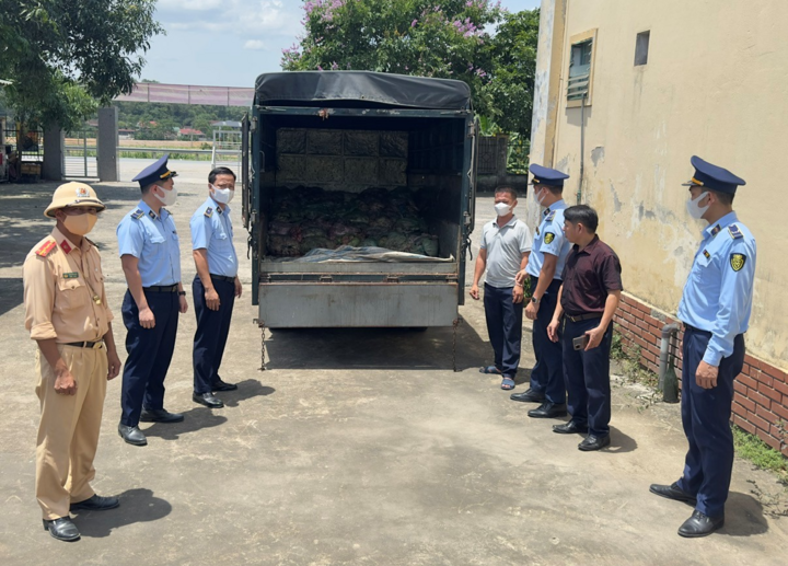 Đội Quản lý thị trường số 8 phối hợp lực lượng chức năng phát hiện, xử lý 1,3 tấn nội tạng động vật không rõ nguồn gốc xuất xứ. Ảnh: Quản lý thị trường Nghệ An
