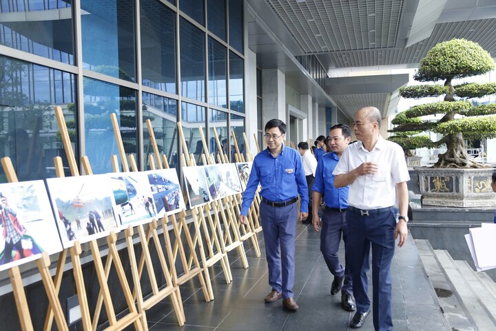Các đại biểu tham quan, trải nghiệm không gian văn hóa sách. Ảnh: Kiên Trần
