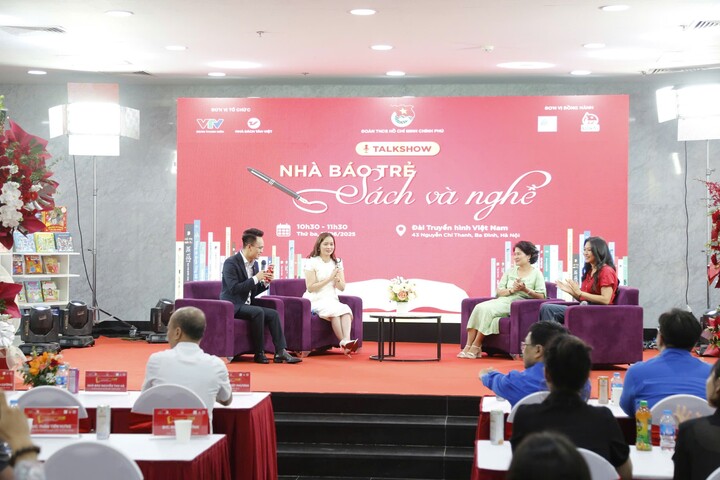Talkshow "Nhà báo trẻ - Sách và nghề" chia sẻ câu chuyện nghề, hành trình tri thức của những người làm báo trẻ. Ảnh: Kiên Trần