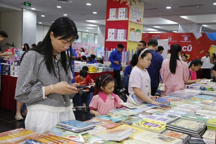 Trải nghiệm không gian văn hóa sách tại các gian hàng trưng bày, khu giới thiệu sách báo. Ảnh: Kiên Trần