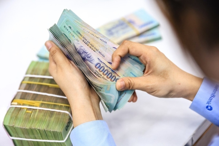 Tính riêng tháng 3/2025, hệ thống ngân hàng thu hút thêm gân 7,5 triệu tỷ đồng tiền gửi tiết kiệm. Ảnh: Duy Minh