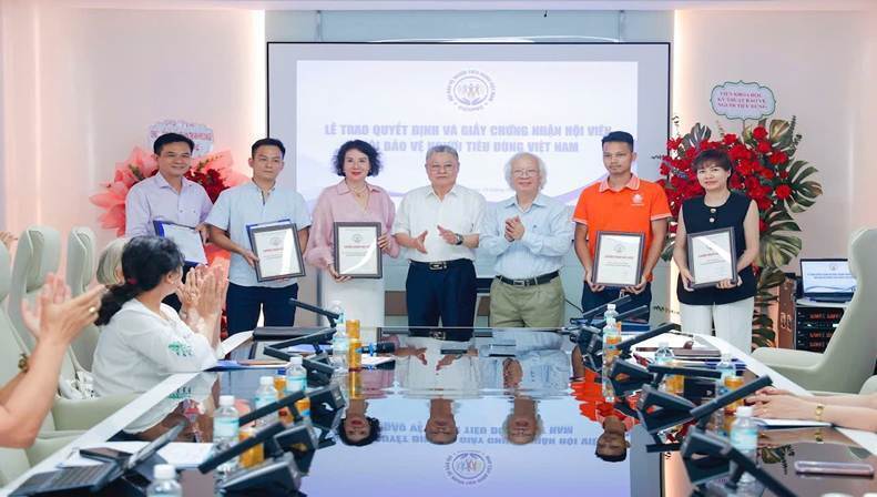 Thường trực Trung ương Hội trao quyết định và giấy chứng nhận kết nạp hội viên chính thức cho các doanh nghiệp. Ảnh: Hoài An