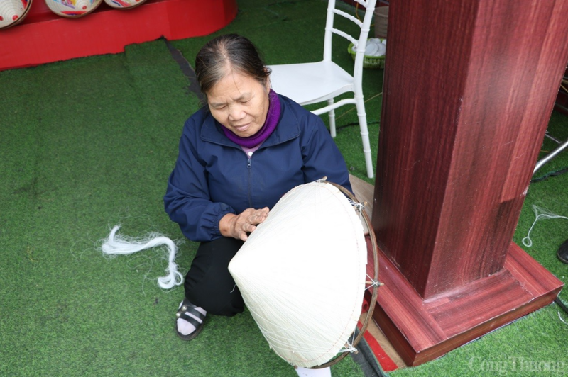 Bà Nguyễn Thị Tịch, nghệ nhân làm nón Gia Thanh cho biết, nghề làm nón đòi hỏi người làm phải có tính kiên trì cao. Mỗi ngày, trung bình một người chỉ có thể làm xong một sản phẩm. Ảnh: Phong Lâm