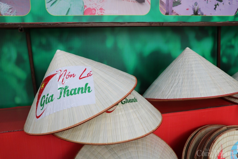 Sản phẩm nón lá Gia Thanh được bán với giá từ 50-60 nghìn đồng, được nhiều người tiêu dùng ưa chuộng vì độ bền cao, kiểu dáng đẹp. Ảnh: Phong Lâm