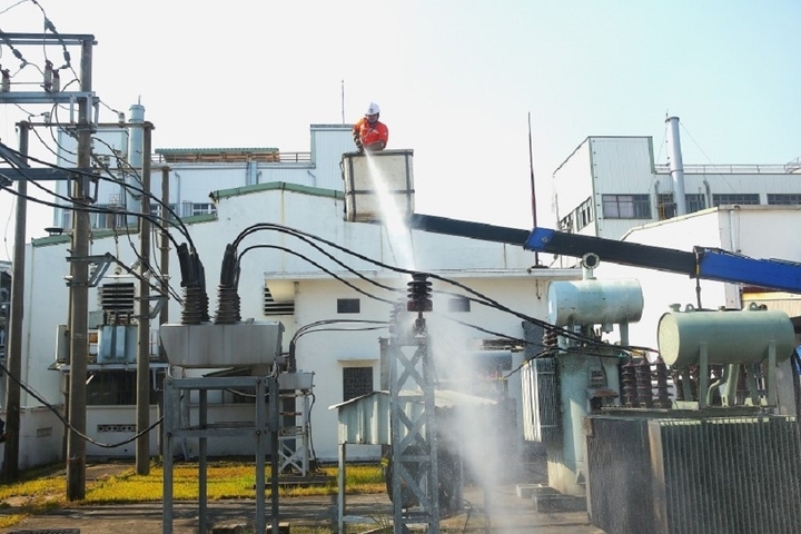 Rửa sứ TBA Phú Lâm, quận Dương Kinh, TP Hải Phòng