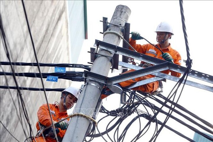 Công nhân điện lực đang kiểm tra các khiếm khuyết đường dây, đảm bảo cấp điện an toàn, liên tục cho kỳ thi tuyển sinh năm 2025