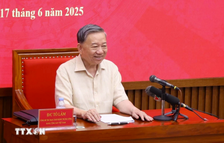 Tổng Bí thư Tô Lâm trao đổi với Lớp Bồi dưỡng cán bộ quy hoạch Ủy viên Trung ương Đảng khóa XIV (Lớp thứ tư). Ảnh: Văn Điệp/TTXVN