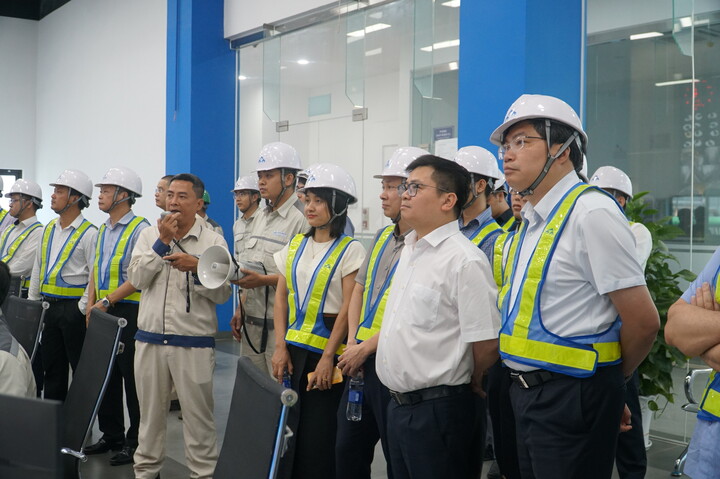 Trong khuôn khổ buổi làm việc, chiều 17/6, Thứ trưởng Trương Thanh Hoài đã đến kiểm tra, khảo sát công tác quản lý, vận hành Lò cao của nhà máy thép Hòa Phát Dung Quất. (Ảnh: Vũ Lê)