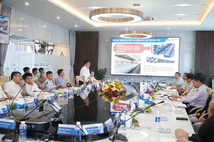 Ngày 17/6, Tổ công tác xây dựng Đề án phát triển công nghiệp đường sắt do Bộ Công Thương chủ trì đã tổ chức Đoàn công tác khảo sát, làm việc với Công ty Cổ phần Thép Hòa Phát Dung Quất về thực trạng, khả năng tham gia sản xuất, chế tạo các sản phẩm, thiết bị, phương tiện phục vụ cho ngành đường sắt (Ảnh: Vũ Lê)