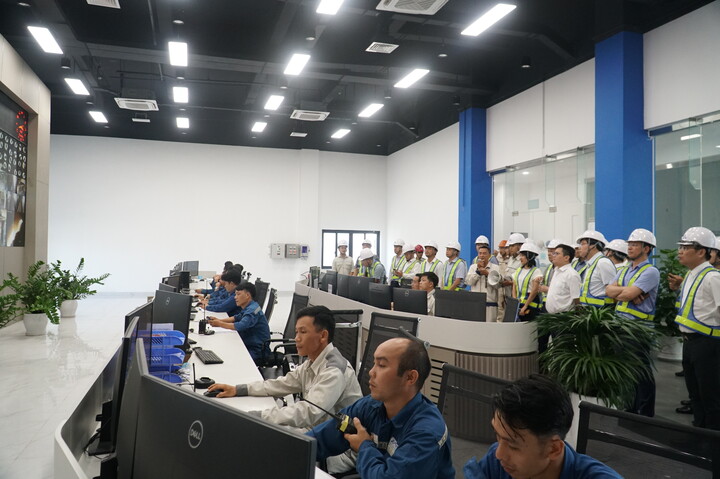 Đoàn Công tác khảo sát tại nhà máy thép Hòa Phát Dung Quất (Ảnh: Vũ Lê)