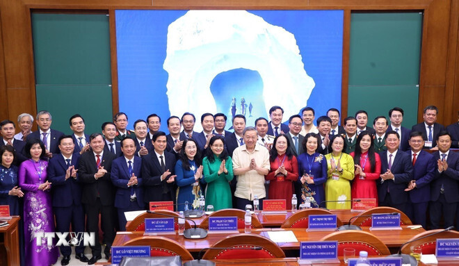 Tổng Bí thư Tô Lâm với các học viên Lớp Bồi dưỡng, cập nhật kiến thức, kỹ năng đối với cán bộ quy hoạch Ủy viên Ban Chấp hành Trung ương Đảng khóa XIV (Lớp thứ tư). Ảnh: Văn Điệp/TTXVN