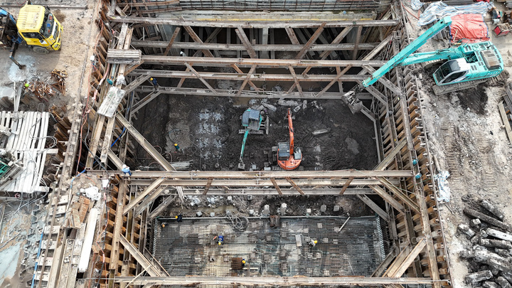 Nhiều máy móc, thiết bị như máy đào đất, cần cẩu và thiết bị phụ trợ cũng đang hoạt động hết công suất