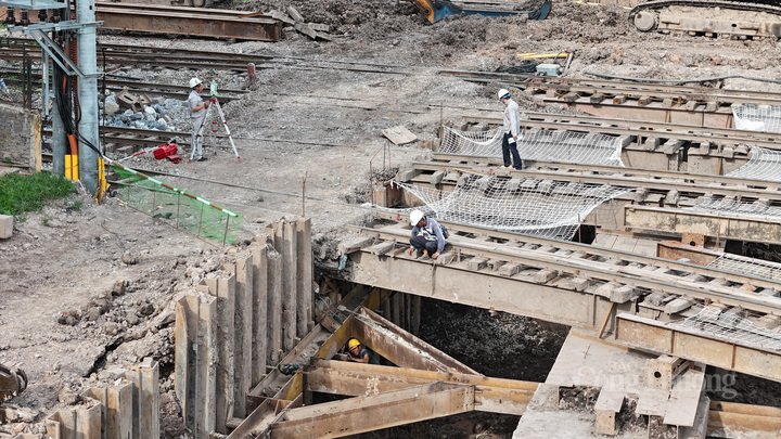 Hơn 100 công nhân, kỹ sư làm việc hai ca liên tục, khẩn trương đẩy nhanh tiến độ công trình
