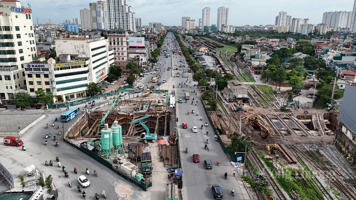Hiện công trường đang thi công hai đốt hầm kín ở hai đầu qua đường Giải Phóng và ba đốt hầm kín trong phạm vi đường sắt ga Giáp Bát