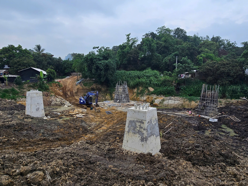 Vị trí 370 là một trong những vị trí khó khăn của tuyến đường dây. Ảnh: Thu Hường