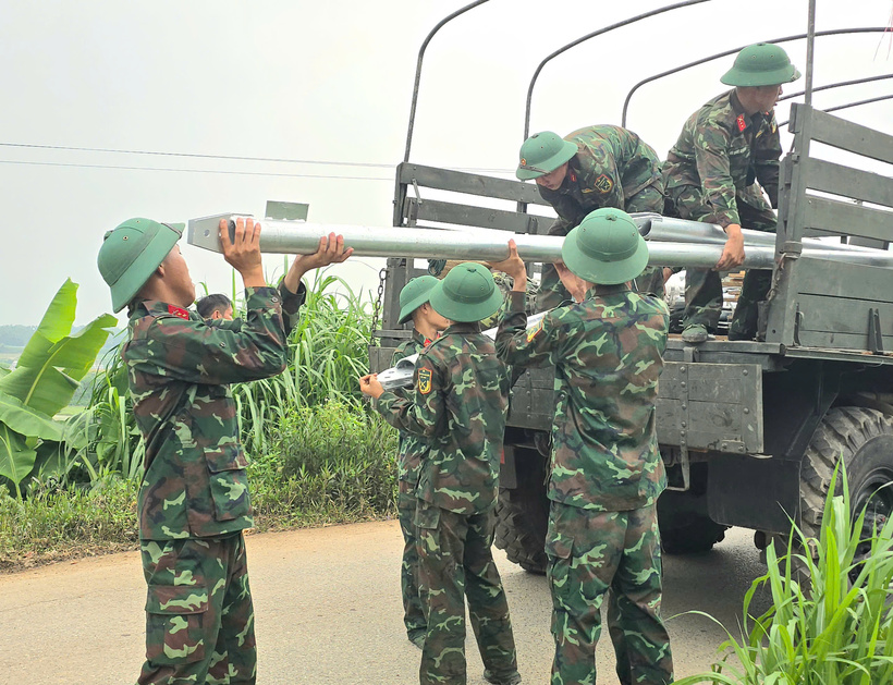 Cán bộ, chiến sĩ Quân khu 2 quyết tâm cùng với đơn vị nhà thầu, chủ đầu tư đưa dự án đường dây 500kV Lào Cai- Vĩnh Yên hoàn thành đúng tiến độ. Ảnh: Thu Hường