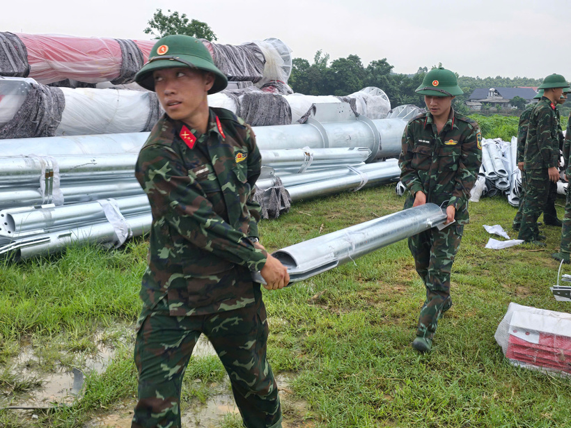 Lực lượng quân đội vào cuộc hỗ trợ EVN trong thi công đường dây 500kV Lào Cai - Vĩnh Yên. Ảnh: Thu Hường