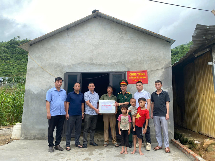Đại diện Báo Công Thương, Ban Chỉ huy Quân sự huyện Phong Thổ và chính quyền địa phương trao quà và tổ chức lễ khánh thành nhà tình nghĩa cho gia đình ông Tẩn A Lơ tại xã Bản Lang, huyện Phong Thổ, tỉnh Lai Châu. (Ảnh: Lò Mạnh)