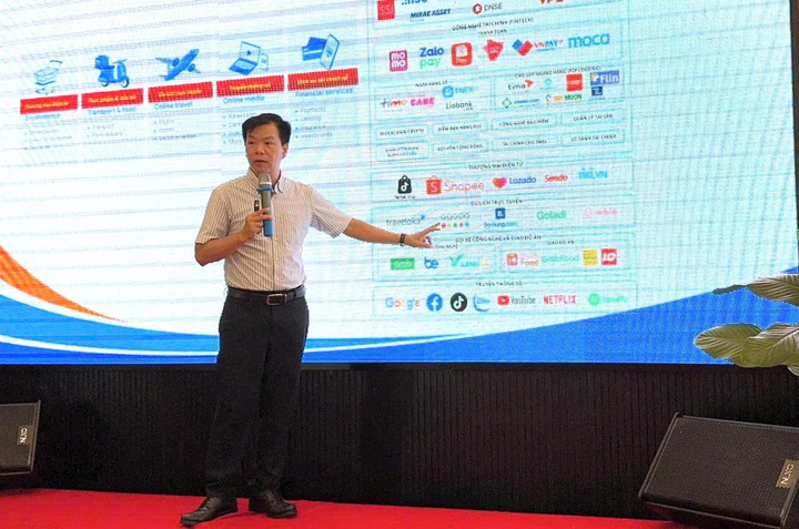 Ông Nguyễn Hữu Tuấn, Giám đốc Trung tâm eComDX thuộc Cục Thương mại điện tử và Kinh tế số (Bộ Công Thương) trình bày bức tranh tổng thể và khung pháp lý trong phát triển thương mại điện tử