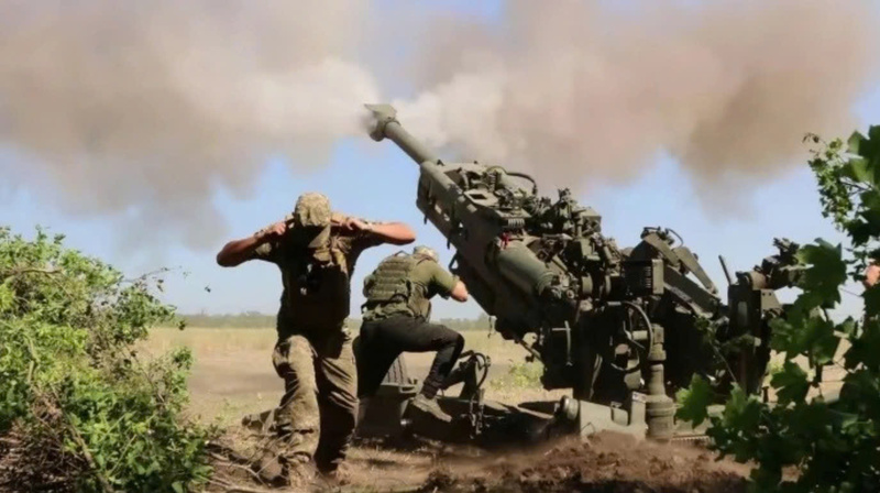 Binh lính Ukraine vận hành pháo. Ảnh: Getty Images