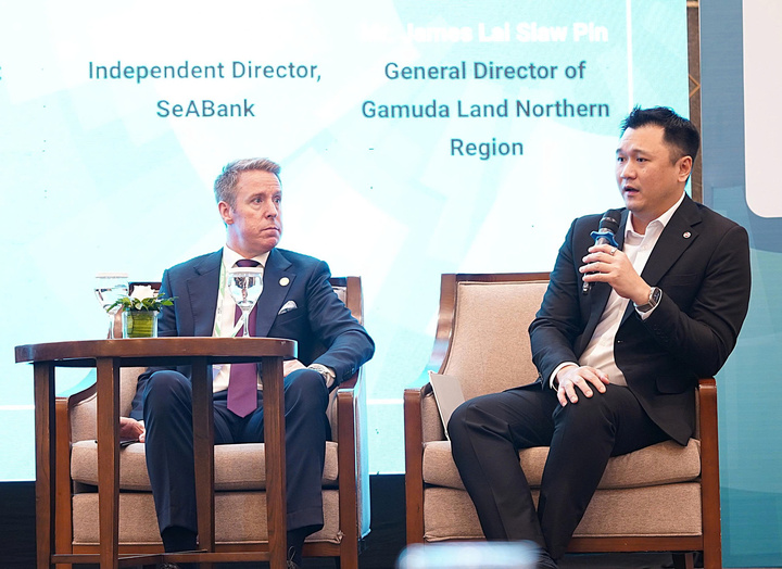 Ông James Lai Siaw Pin - Tổng Giám đốc Gamuda Land Việt Nam (bên phải) chia sẻ tại diễn đàn.