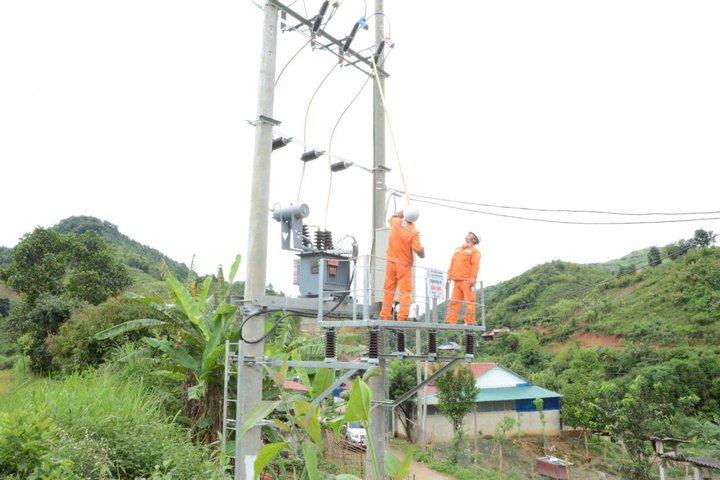 Điện lực Điện Biên Đông nỗ lực đóng điện, xóa bản trắng cuối cùng về điện tại Bắng Chộc (xã Na Son). Ảnh: Thu Thủy
