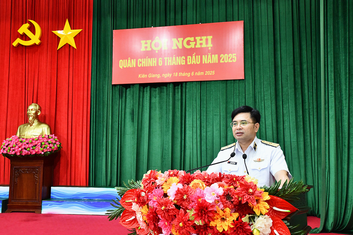 Chuẩn Đô đốc Trịnh Xuân Tùng chủ trì hội nghị. Ảnh: Văn Định