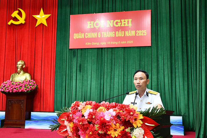 Đại tá Ngô Văn Thành quán triệt Nghị quyết lãnh đạo thực hiện nhiệm vụ 6 tháng cuối năm 2025 của Đảng ủy Vùng 5 Hải quân. Ảnh: Văn Định