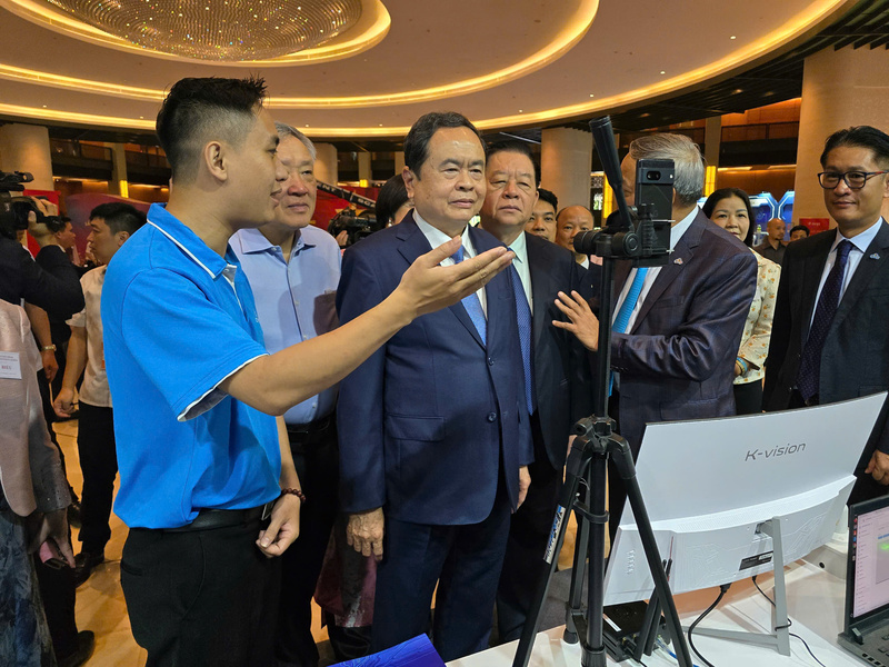 Chủ tịch Quốc hội Trần Thanh Mẫn cùng các đại biểu thăm quan một số gian hàng tại Triển lãm thành tựu kinh tế tư nhân. Ảnh: Thu Hường