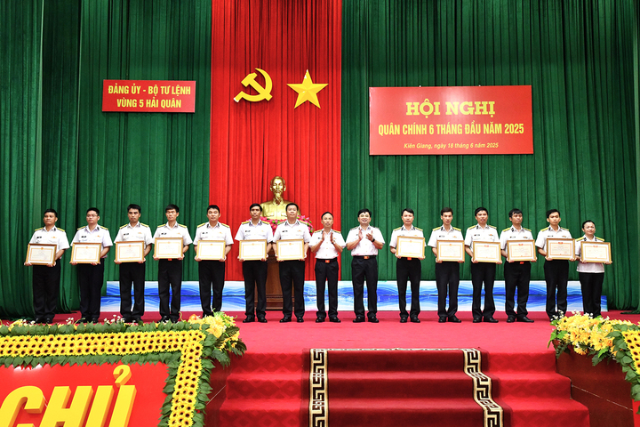 Thủ trưởng Bộ Tư lệnh Vùng 5 trao thưởng cho các tập thể, cá nhân được Bộ Quốc phòng tặng Bằng khen và danh hiệu Chiến sĩ thi đua toàn quân. Ảnh: Văn Định