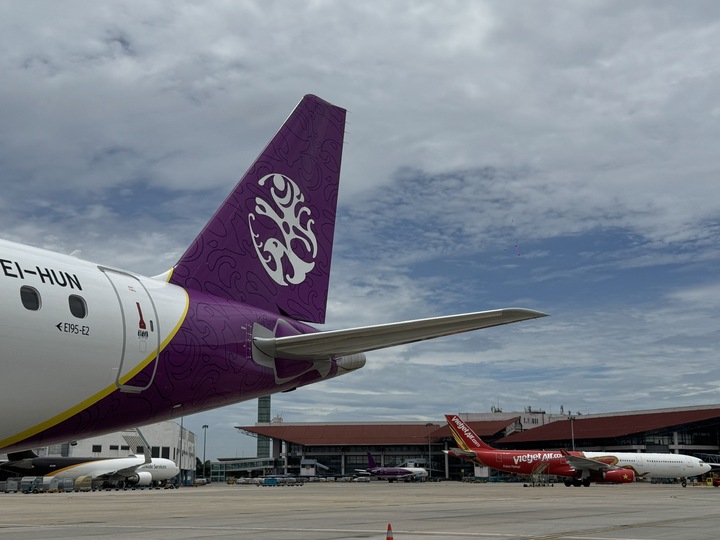 Khoảnh khắc giao thoa: Tàu bay mang logo Hunnu Air đậu đối diện với Airbus A330 của Vietjet tại sân bay Nội Bài chiều 18/6