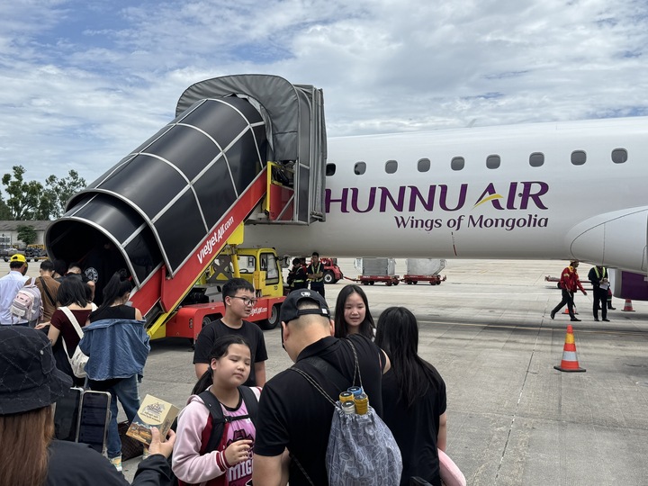 Hành khách Việt Nam chuẩn bị khởi hành đến Ulaanbaatar, với sự phục vụ từ đội ngũ VJGS.