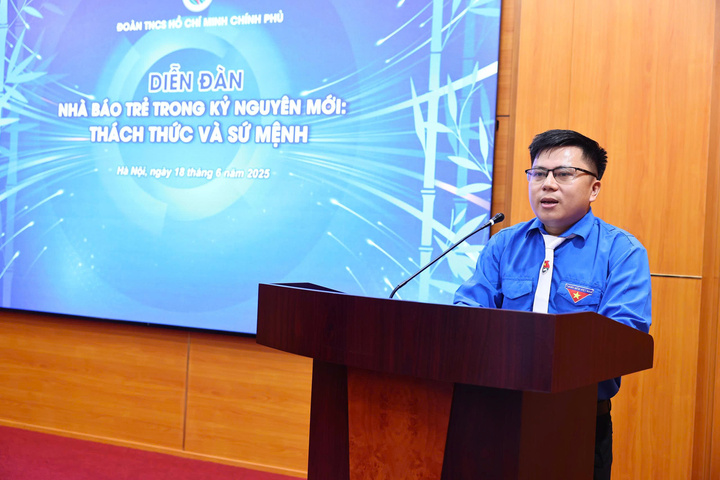 Nhà báo Võ Mạnh Hùng - Bí thư Chi đoàn VietnamPlus, Thông tấn xã Việt Nam phát biểu tại diễn đàn - Ảnh: Đức Minh