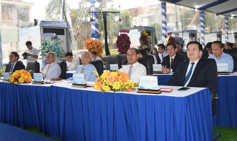 Phó Thủ tướng Chính phủ Mai Văn Chính, lãnh đạo các bộ, ngành Trung ương, doanh nghiệp  và địa phương có tuyến đường đi qua cùng tham dự sự kiện. Ảnh: Minh Khuê.