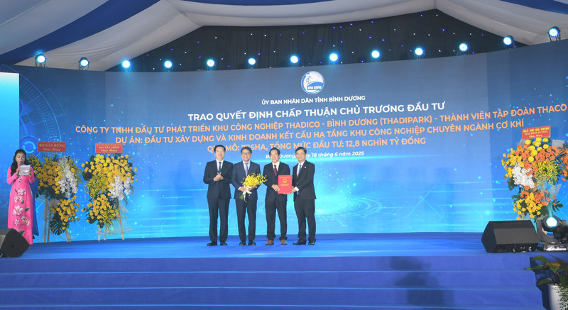 UBND tỉnh Bình Dương trao quyết định chấp thuận chủ trương đầu tư Khu công nghiệp chuyên ngành cơ khí cho Thaco tại sự kiện. Ảnh: Minh Khuê.