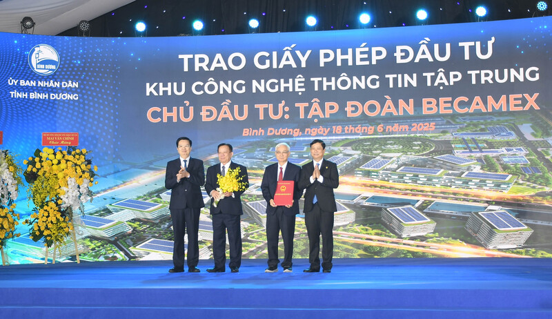 UBND tỉnh Bình Dương trao giấy phép đầu tư khu công nghệ thông tin tập trung cho chủ đầu tư Tập đoàn Becamex. Ảnh: Minh Khuê.
