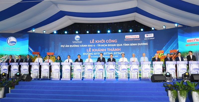 Đại biểu thực hiện nghi thức khởi công tuyến đường Vành đai 4 - TP. Hồ Chí Minh đoạn qua địa bàn tỉnh và Lễ khánh thành ba tuyến đường huyết mạch: DT743, DT746 và DT747B. Ảnh: Minh Khuê.