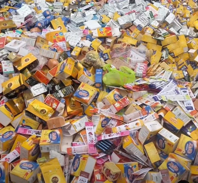 Tại Quảng Ninh, người dân phát hiện lượng lớn hàng hóa được vứt bỏ tại bãi rác đường Tuyển than cột 8