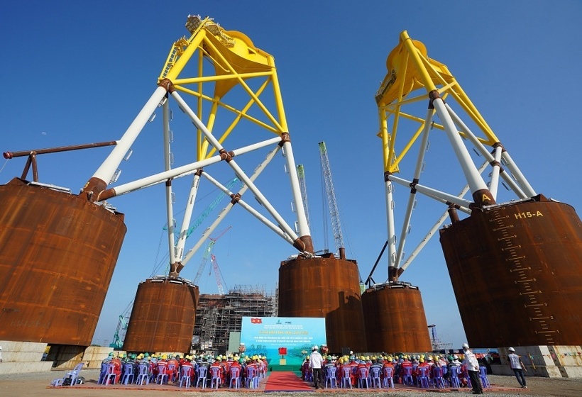 Toàn cảnh buổi lễ gắn biển hoàn thành bàn giao 33 chân đế điện gió ngoài khơi CHW2204 - Ảnh Petrovietnam