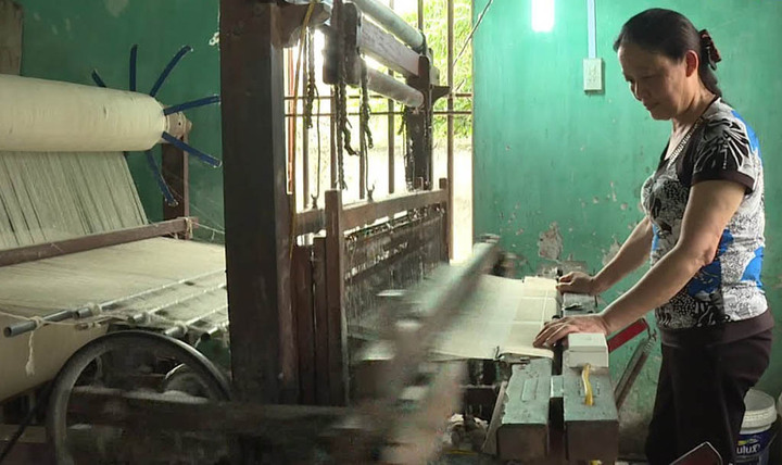 Dệt vải Phương La tạo công ăn việc làm ổn định cho người dân.