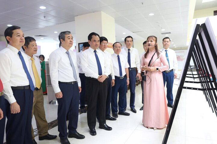 Các đại biểu tham quan Triển lãm "Thái Nguyên trong dòng chảy của báo chí cách mạng Việt Nam" - Ảnh: Thành Chung