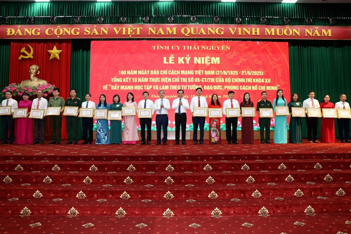 Phó Trưởng Ban Tuyên giáo và Dân vận Trung ương Ngô Đông Hải và Bí thư Tỉnh ủy Thái Nguyên Trịnh Việt Hùng trao bằng khen của Ban Thường vụ Tỉnh ủy cho các tập thể và cá nhân tiêu biểu trong thực hiện Chỉ thị số 05 - Ảnh: Thành Chung