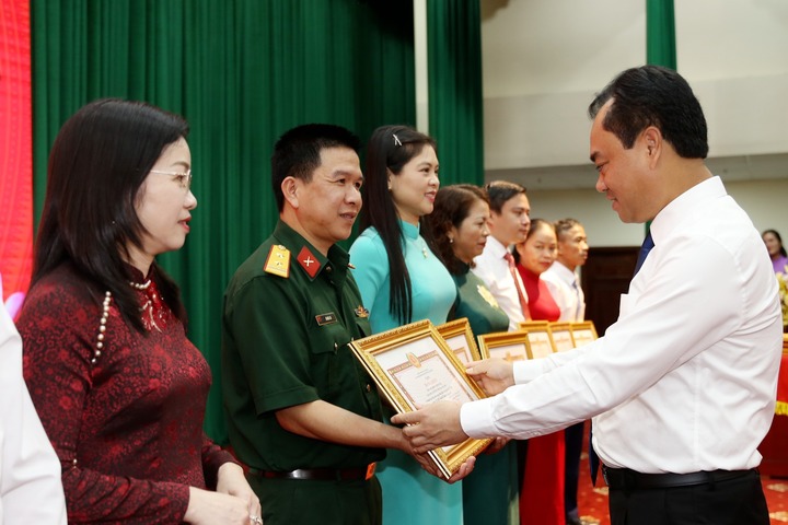 Bí thư Tỉnh ủy Thái Nguyên Trịnh Việt Hùng trao bằng khen của Ban Thường vụ Tỉnh ủy cho các tập thể và cá nhân tiêu biểu trong thực hiện Chỉ thị số 05 - Ảnh: Thành Chung