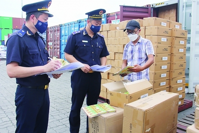 Nhiều doanh nghiệp bị tạm dừng thủ tục hải quan đối với hàng hóa xuất nhập khẩu. Ảnh minh họa