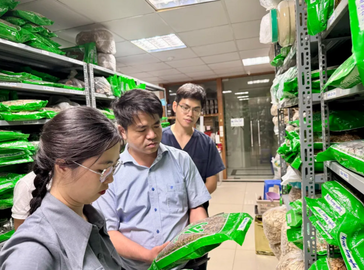 Đoàn kiểm tra của Bộ Y tế kiểm tra tại cơ sở y học cổ truyền. Ảnh minh họa